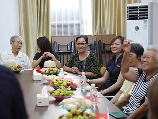 中庭裝飾集團(tuán)丨“情暖中秋，將愛(ài)傳承”——走進(jìn)金浦社區(qū)慰問(wèn)高齡老人